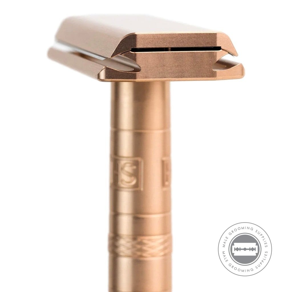 Side view of the Henson AL13 Safety Razor V2.0 Copper Edition, featuring fine grip grooves and the razor head’s precise blade alignment.