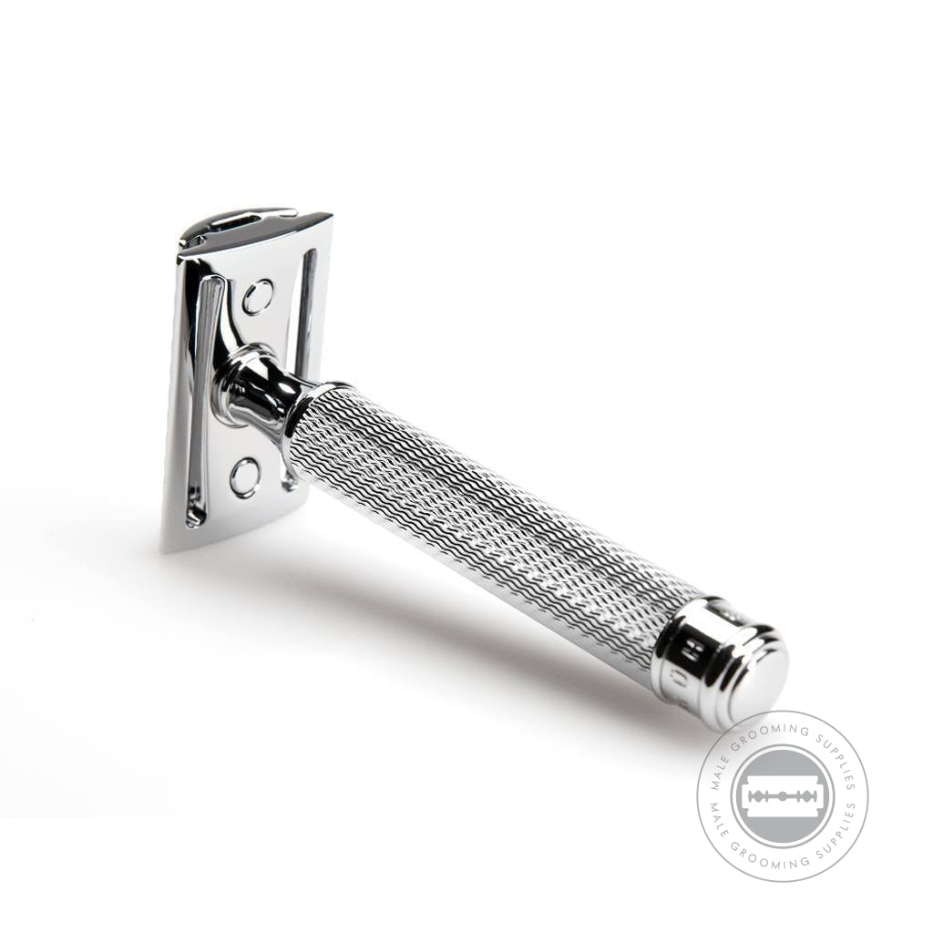 Side angle of the Muhle R89 Safety Razor, focusing on the handle’s intricate knurling for enhanced grip.